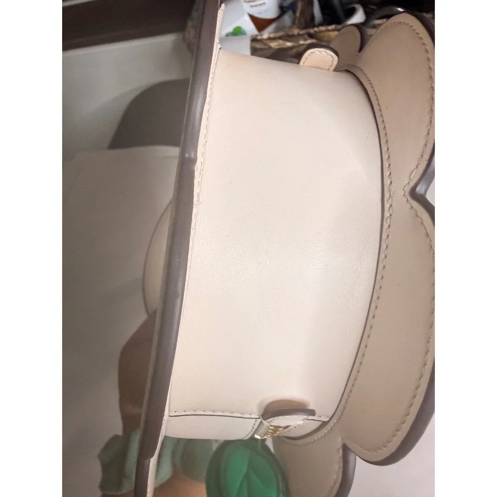 Kate Spade Day Tripper 3D Daisy Top Handle Bag White Yellow Flower Purse